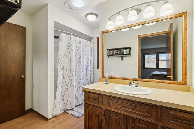 N28W22131 Indianwood COURT, Waukesha, WI 53186