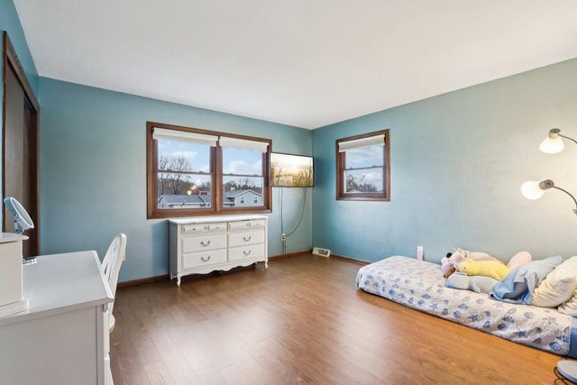 N28W22131 Indianwood COURT, Waukesha, WI 53186