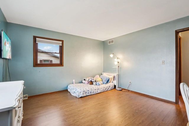 N28W22131 Indianwood COURT, Waukesha, WI 53186