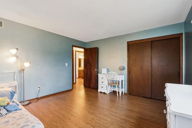 N28W22131 Indianwood COURT, Waukesha, WI 53186