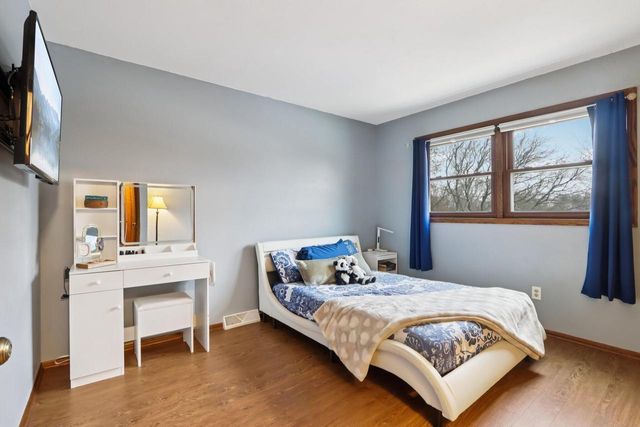 N28W22131 Indianwood COURT, Waukesha, WI 53186