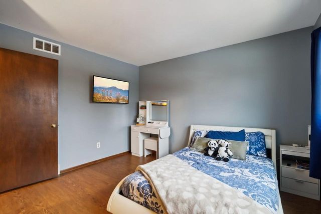 N28W22131 Indianwood COURT, Waukesha, WI 53186