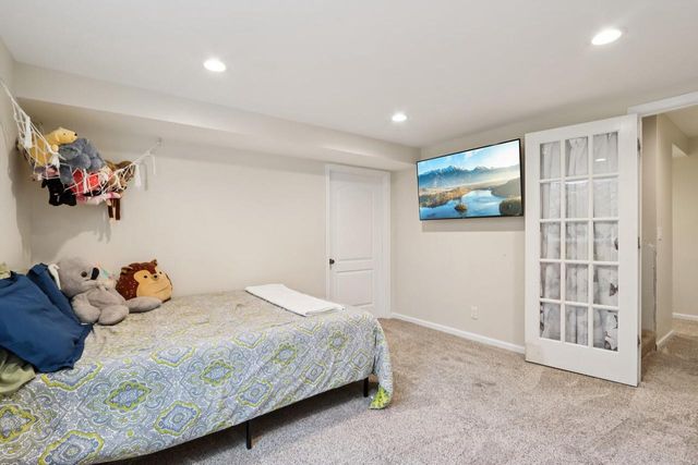 N28W22131 Indianwood COURT, Waukesha, WI 53186