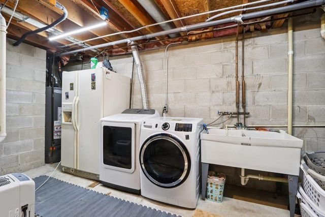 N28W22131 Indianwood COURT, Waukesha, WI 53186