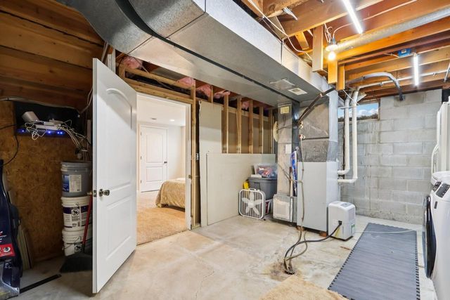 N28W22131 Indianwood COURT, Waukesha, WI 53186