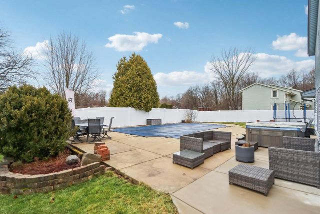 N28W22131 Indianwood COURT, Waukesha, WI 53186