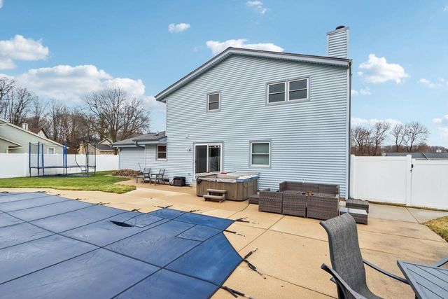 N28W22131 Indianwood COURT, Waukesha, WI 53186