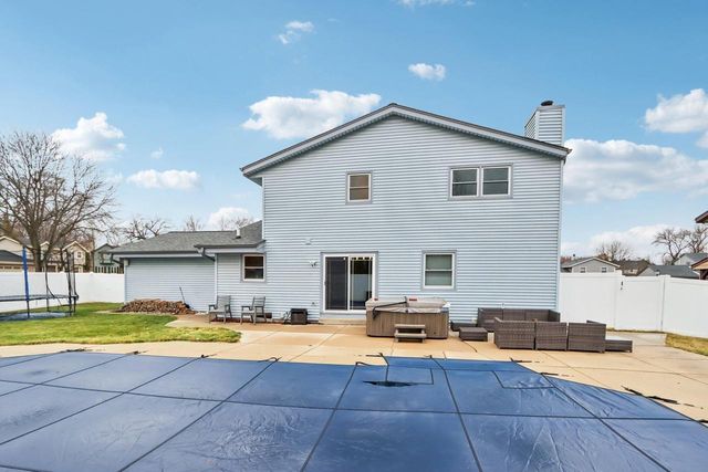 N28W22131 Indianwood COURT, Waukesha, WI 53186