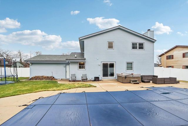 N28W22131 Indianwood COURT, Waukesha, WI 53186