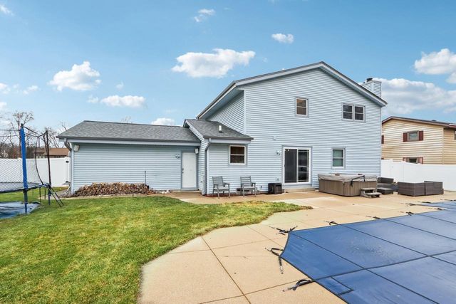 N28W22131 Indianwood COURT, Waukesha, WI 53186