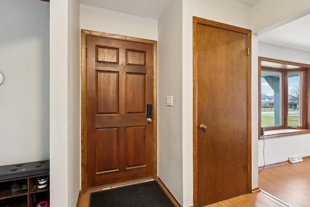 N28W22131 Indianwood COURT, Waukesha, WI 53186