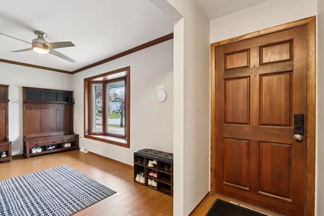 N28W22131 Indianwood COURT, Waukesha, WI 53186