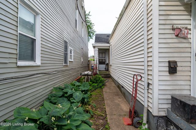 916 Ash St, Louisville, KY 40217