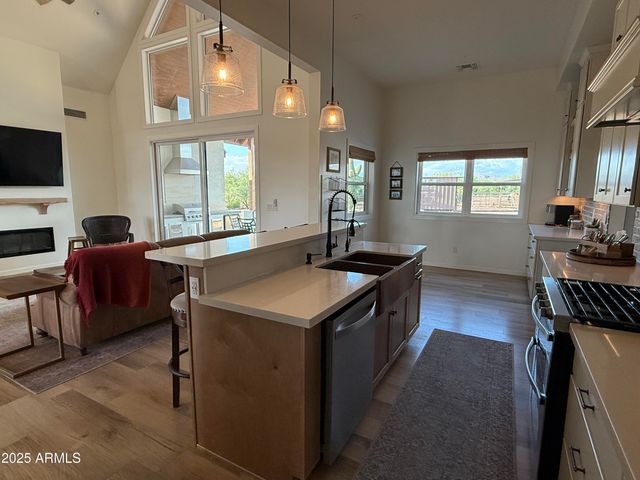 37221 N 12TH Street, Phoenix, AZ 85086