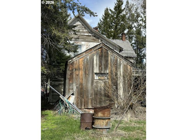 404 SECOND St, Fossil, OR 97830