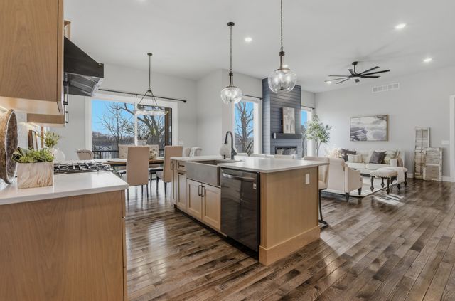 522 TOMAHAWK DR, Columbia, MO 65203