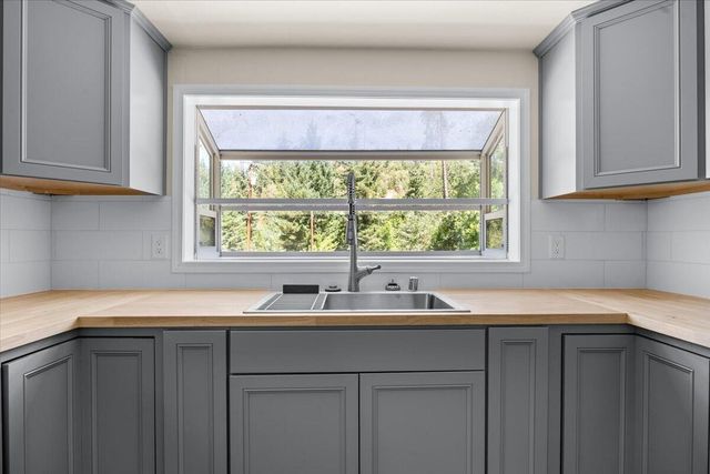 181 Oak Hollow Lane, Riddle, OR 97469