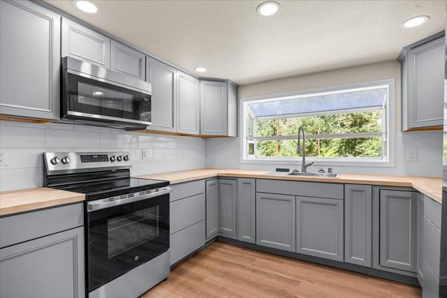 181 Oak Hollow Lane, Riddle, OR 97469