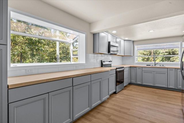 181 Oak Hollow Lane, Riddle, OR 97469