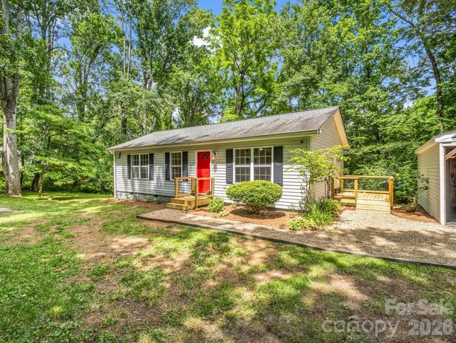 30 Lake Forest Lane, Hendersonville, NC 28739