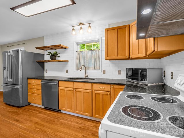 30 Lake Forest Lane, Hendersonville, NC 28739