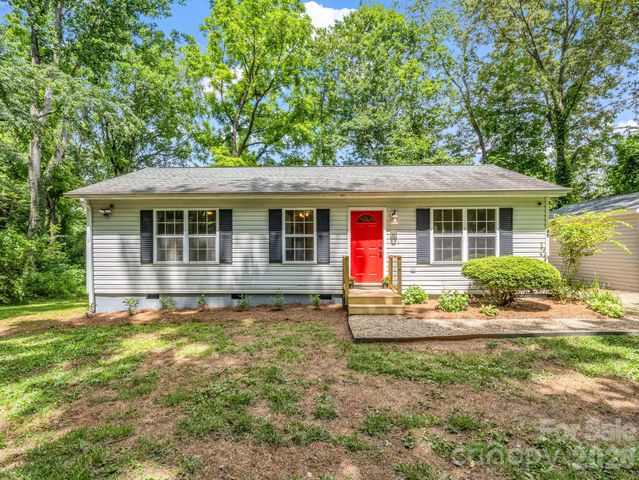 30 Lake Forest Lane, Hendersonville, NC 28739