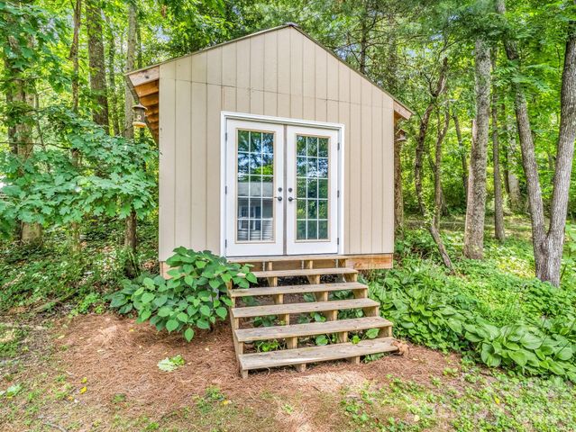 30 Lake Forest Lane, Hendersonville, NC 28739