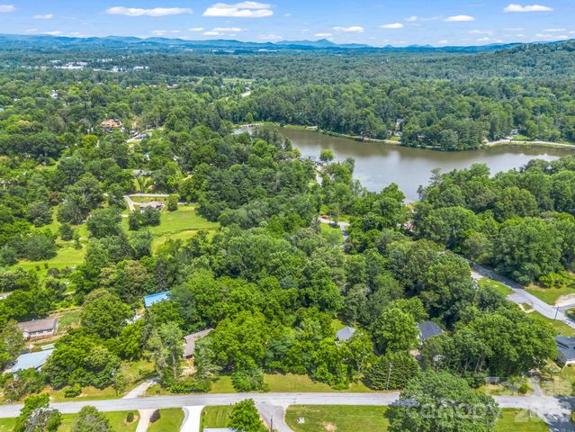 30 Lake Forest Lane, Hendersonville, NC 28739