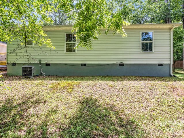 30 Lake Forest Lane, Hendersonville, NC 28739