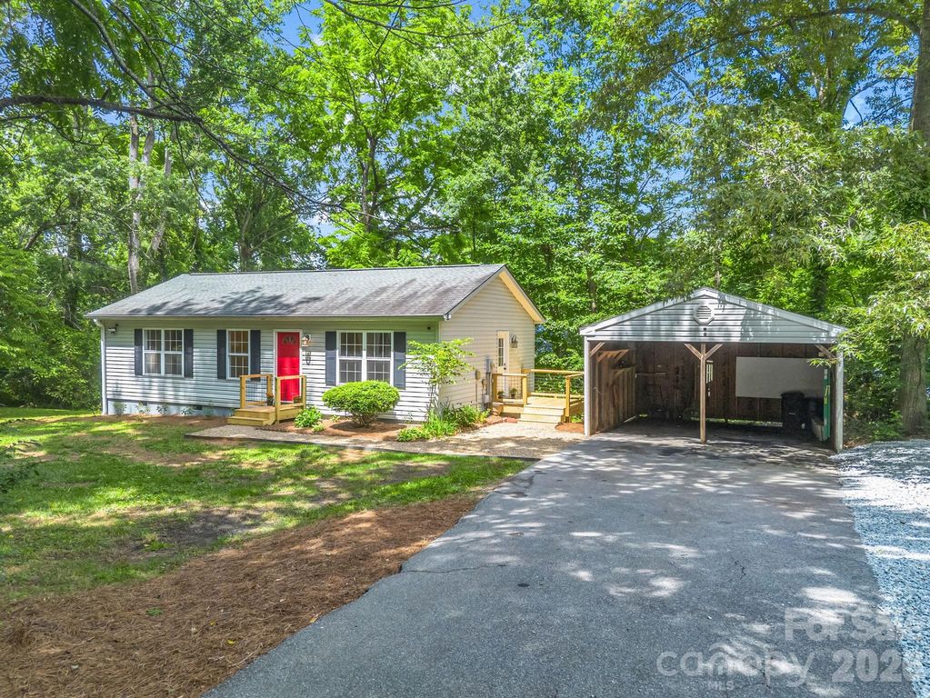 30 Lake Forest Lane, Hendersonville, NC 28739