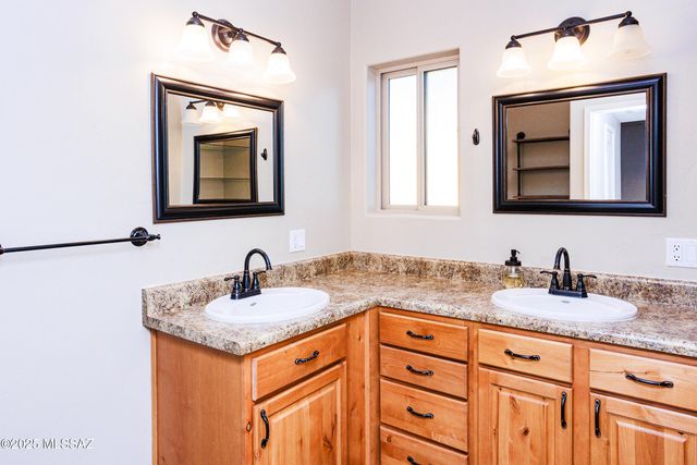 560 E Circle B Road, Willcox, AZ 85643