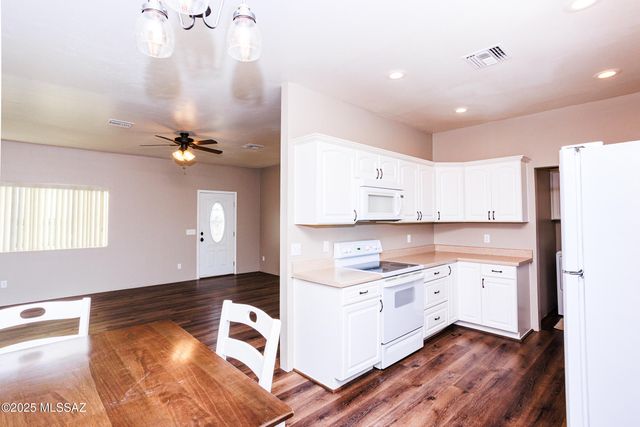 560 E Circle B Road, Willcox, AZ 85643