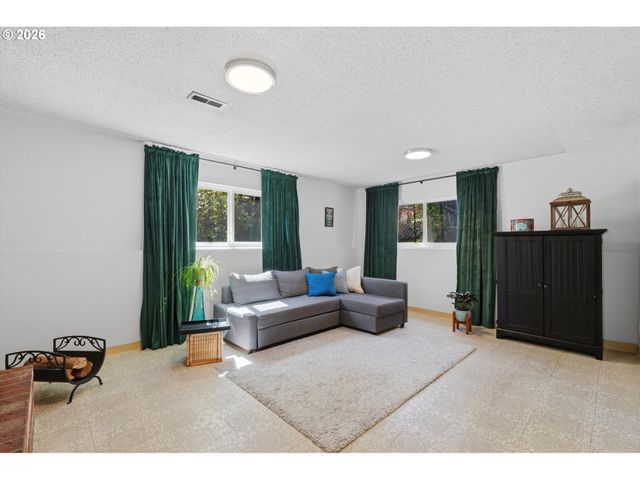 13475 Sw VILLAGE GLENN Dr, Tigard, OR 97223