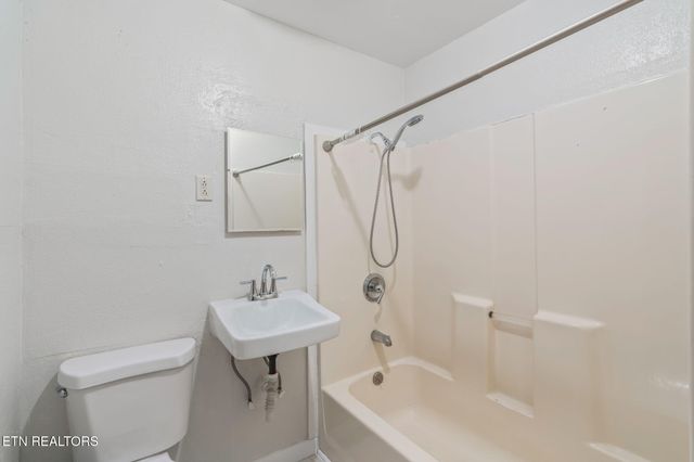 2950 Craigs Chapel Rd, Greenback, TN 37742