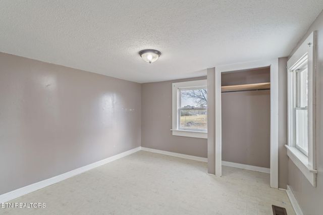 2950 Craigs Chapel Rd, Greenback, TN 37742