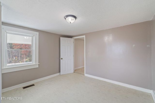 2950 Craigs Chapel Rd, Greenback, TN 37742