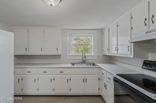 2950 Craigs Chapel Rd, Greenback, TN 37742