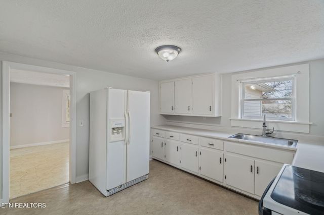 2950 Craigs Chapel Rd, Greenback, TN 37742