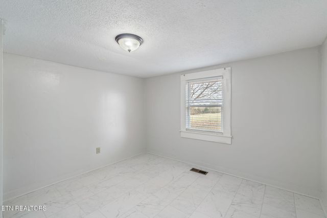 2950 Craigs Chapel Rd, Greenback, TN 37742