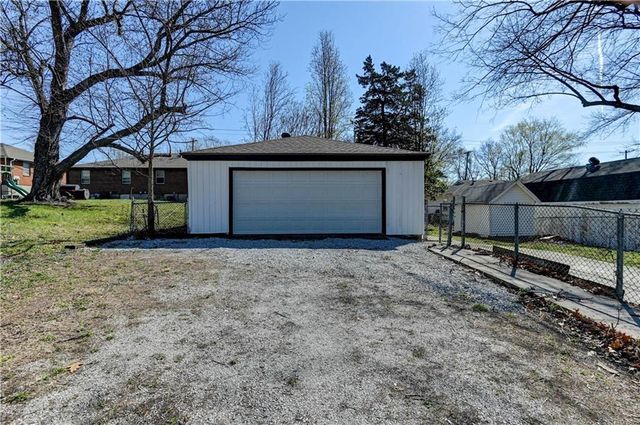 1020 S Mccoy Street, Independence, MO 64050