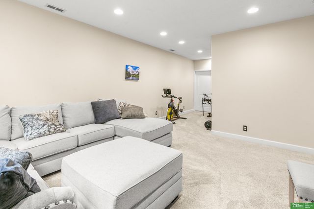 9404 S 27th Avenue, Bellevue, NE 68147