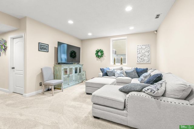 9404 S 27th Avenue, Bellevue, NE 68147