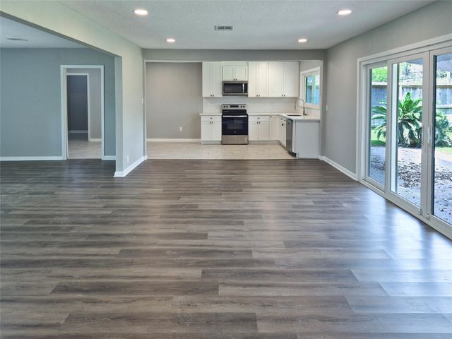 613 Magnolia, Lake Jackson, TX 77566