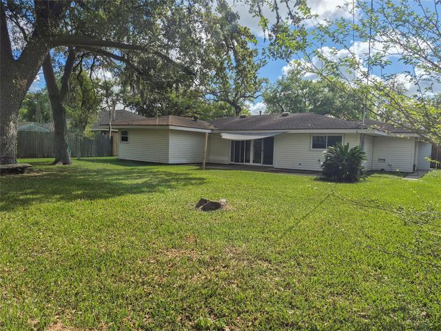 613 Magnolia, Lake Jackson, TX 77566