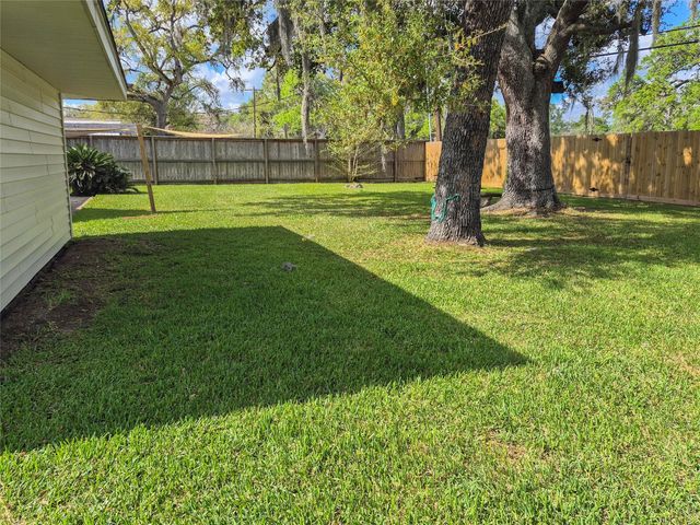 613 Magnolia, Lake Jackson, TX 77566