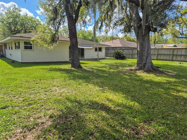 613 Magnolia, Lake Jackson, TX 77566