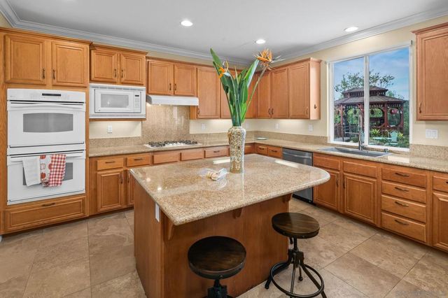 624 Ridgemont Cir, Escondido, CA 92027