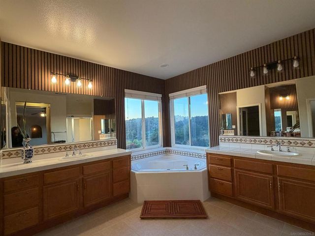 624 Ridgemont Cir, Escondido, CA 92027