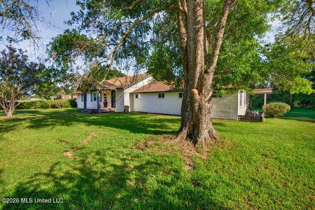 901 De La Pointe Drive, Gautier, MS 39553