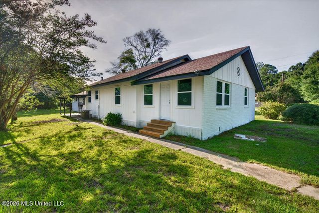 901 De La Pointe Drive, Gautier, MS 39553